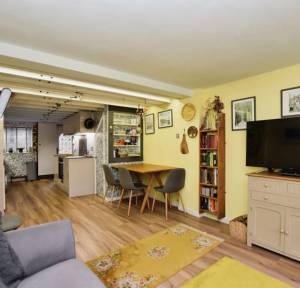 2 Bedroom House for sale in Water Lane, Salisbury