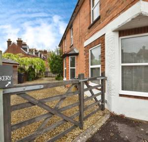 2 Bedroom Flat for sale in 37 Riverside, Salisbury