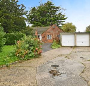 2 Bedroom Bungalow for sale in Barnaby Close, Salisbury