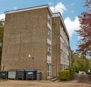 2 Bedroom Flat for sale in Glenmore Road, Salisbury