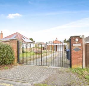 2 Bedroom Bungalow for sale in Milton Road, Salisbury